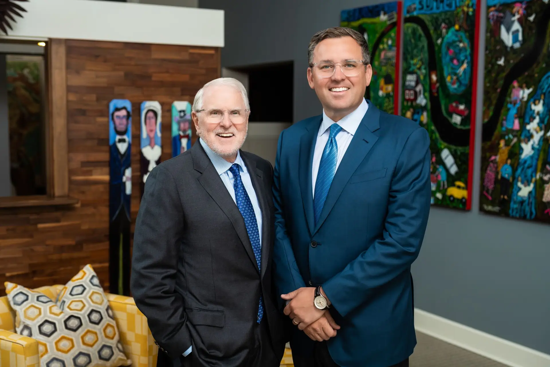 Jacob Stuart y Jacob Stuart Jr., padre e hijo abogados que dirigen Jacob Stuart Law Florida, juntos en la oficina de Orlando.