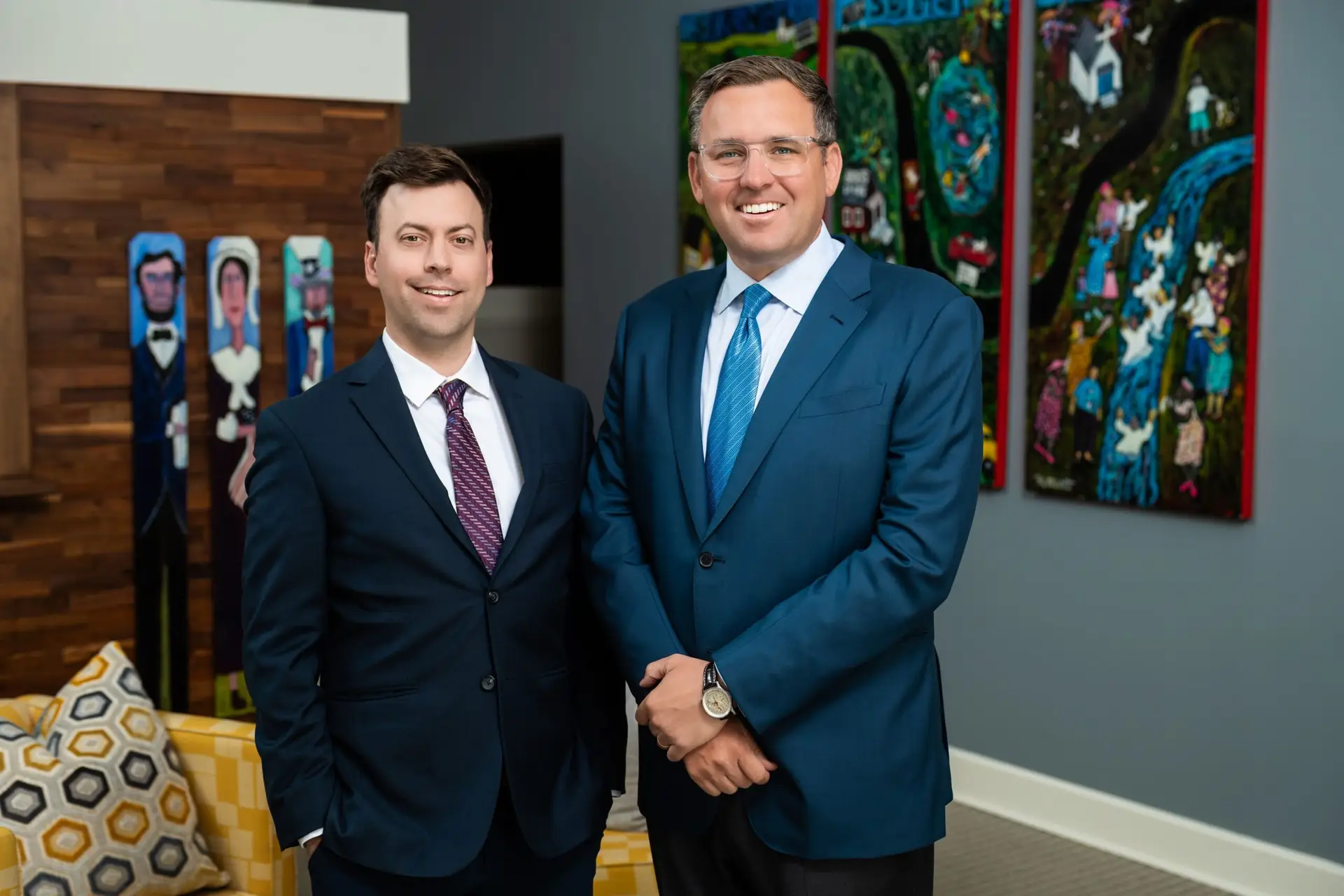 Jacob Stuart Jr. e Ian Tudor, abogados de Jacob Stuart Law, juntos en la oficina de Orlando. Representación judicial a nivel nacional.