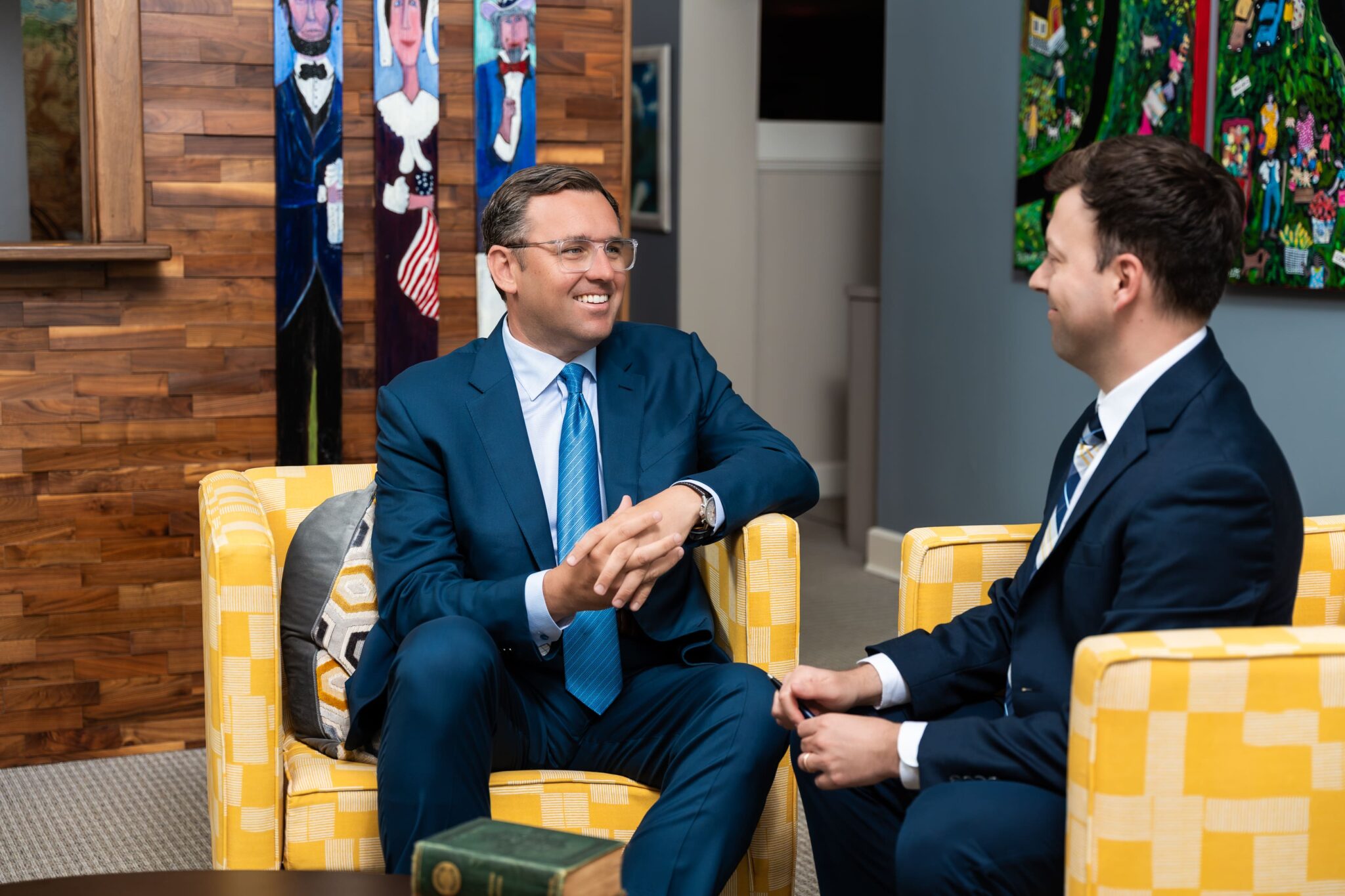 Cómo funciona Jacob Stuart Law Jr. e Ian Tudor manteniendo una conversación sobre liderazgo en la oficina de Jacob Stuart Law en Orlando.