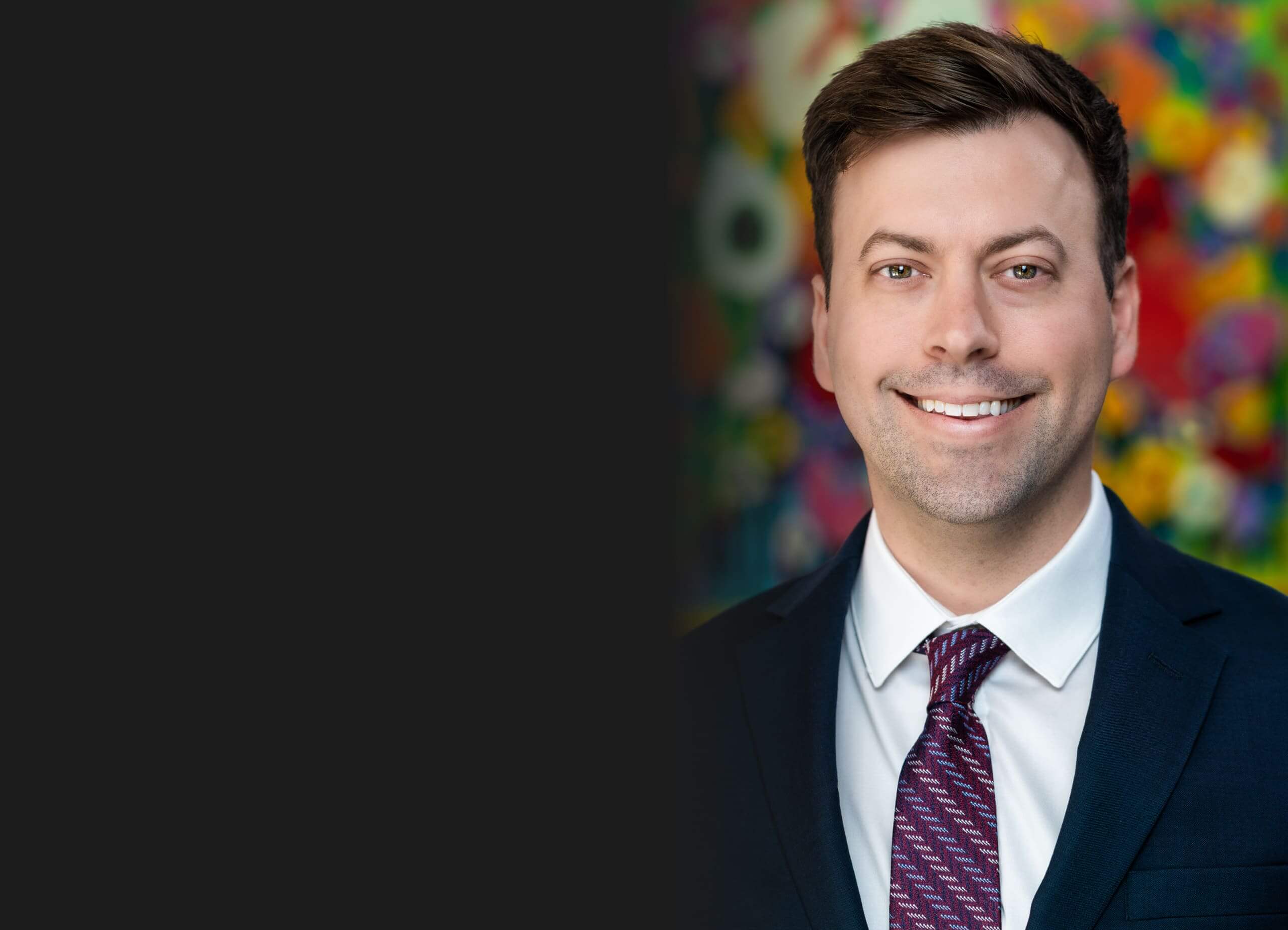 Fotografía profesional de Ian Tudor, abogado asociado de Jacob Stuart Law, con experiencia en defensa judicial y representación legal centrada en el cliente en Florida.